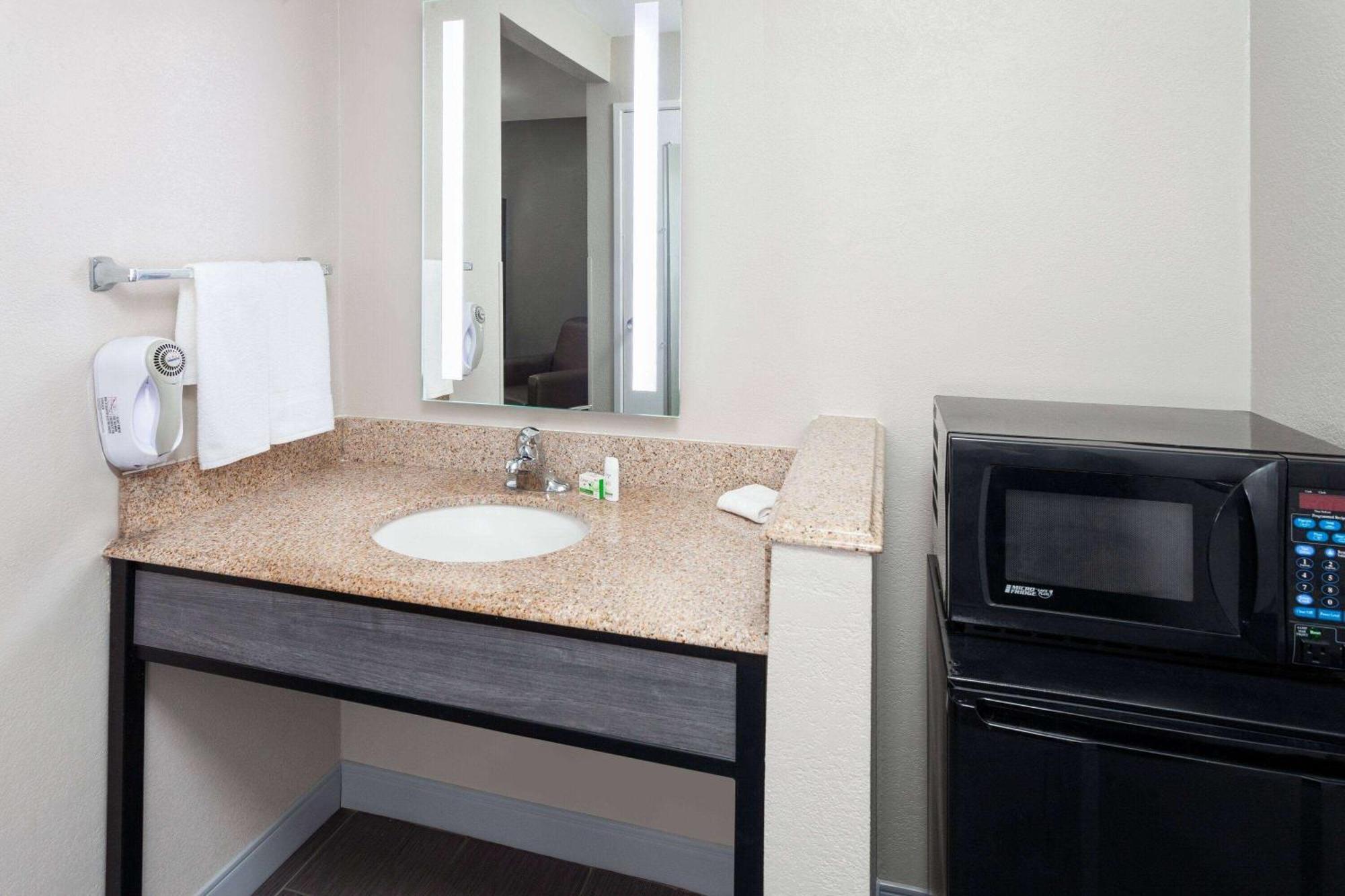 La Quinta Inn By Wyndham Cleveland Independence Eksteriør billede